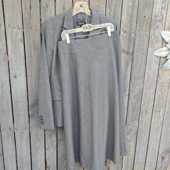 Talbots women  blend 2- piece suits Classic Gray skirt  A-line - Picture 12 of 14